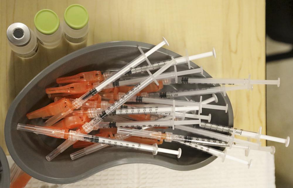 US experts wrestle with how to update COVID-19 vaccines