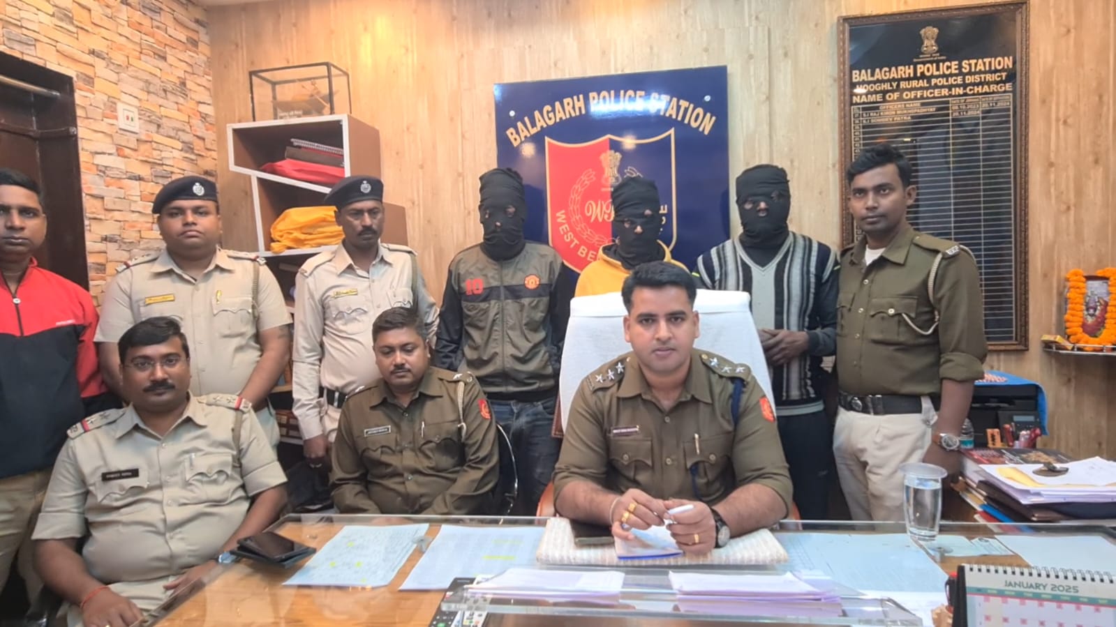 MVI officer disguised as extortionist. Three arrested.