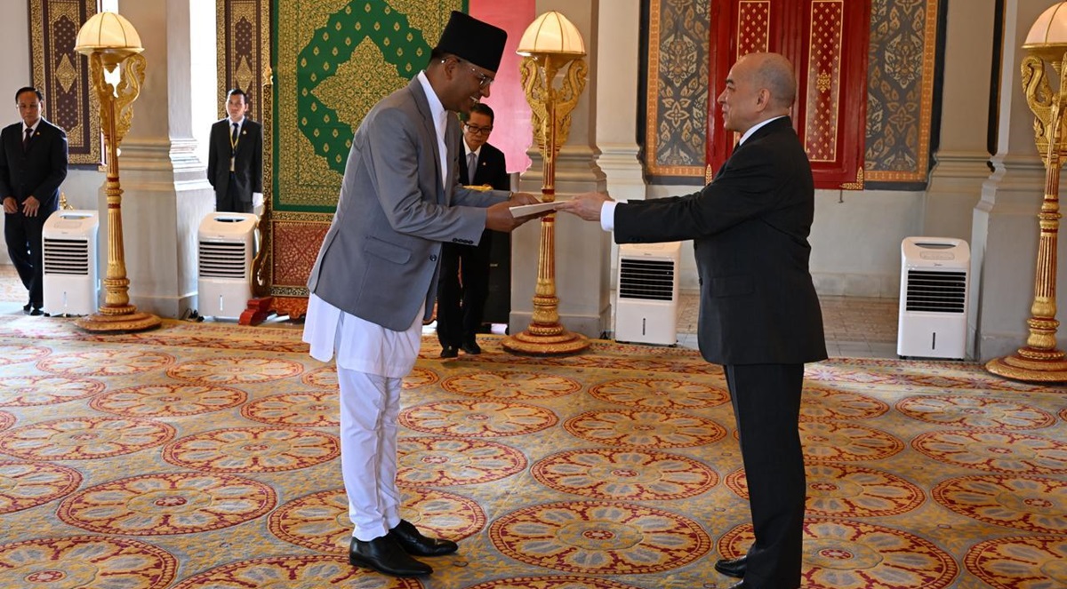 Ambassador Oli submits Letter of Credence to King of Cambodia