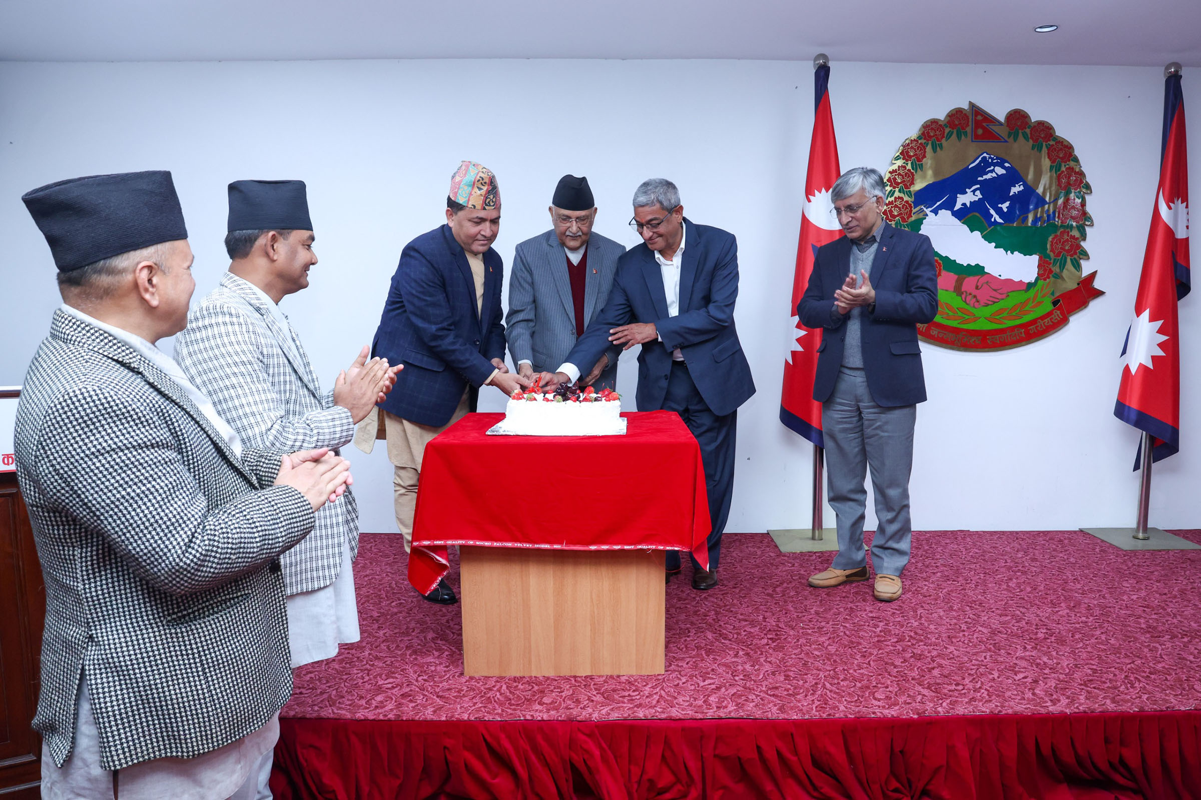 PM urges civil servants to support in his journey to good governance, prosperity