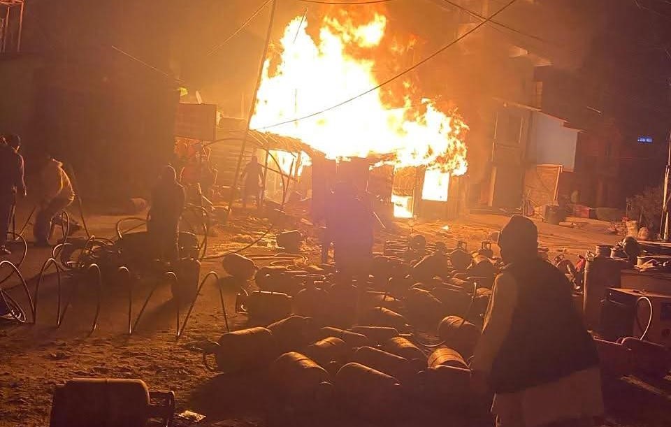 Fire breaks out in Halesi Bazaar