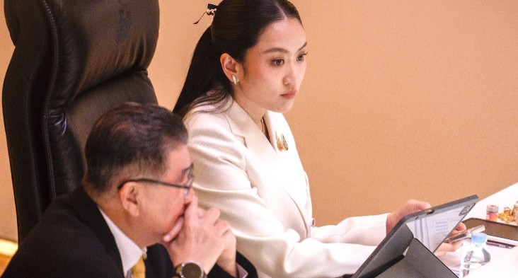 Thai PM survives no-confidence vote