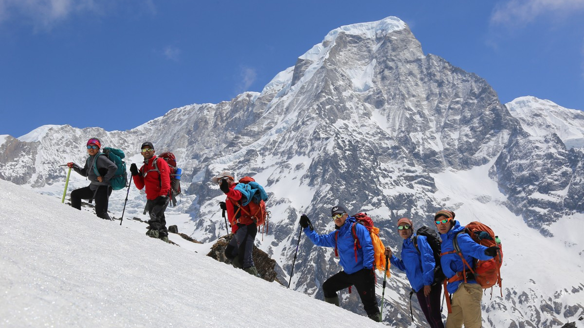 HRA dispatches medics’ teams to Manang and Solukhumbu for providing health services to trekkers, mountaineers