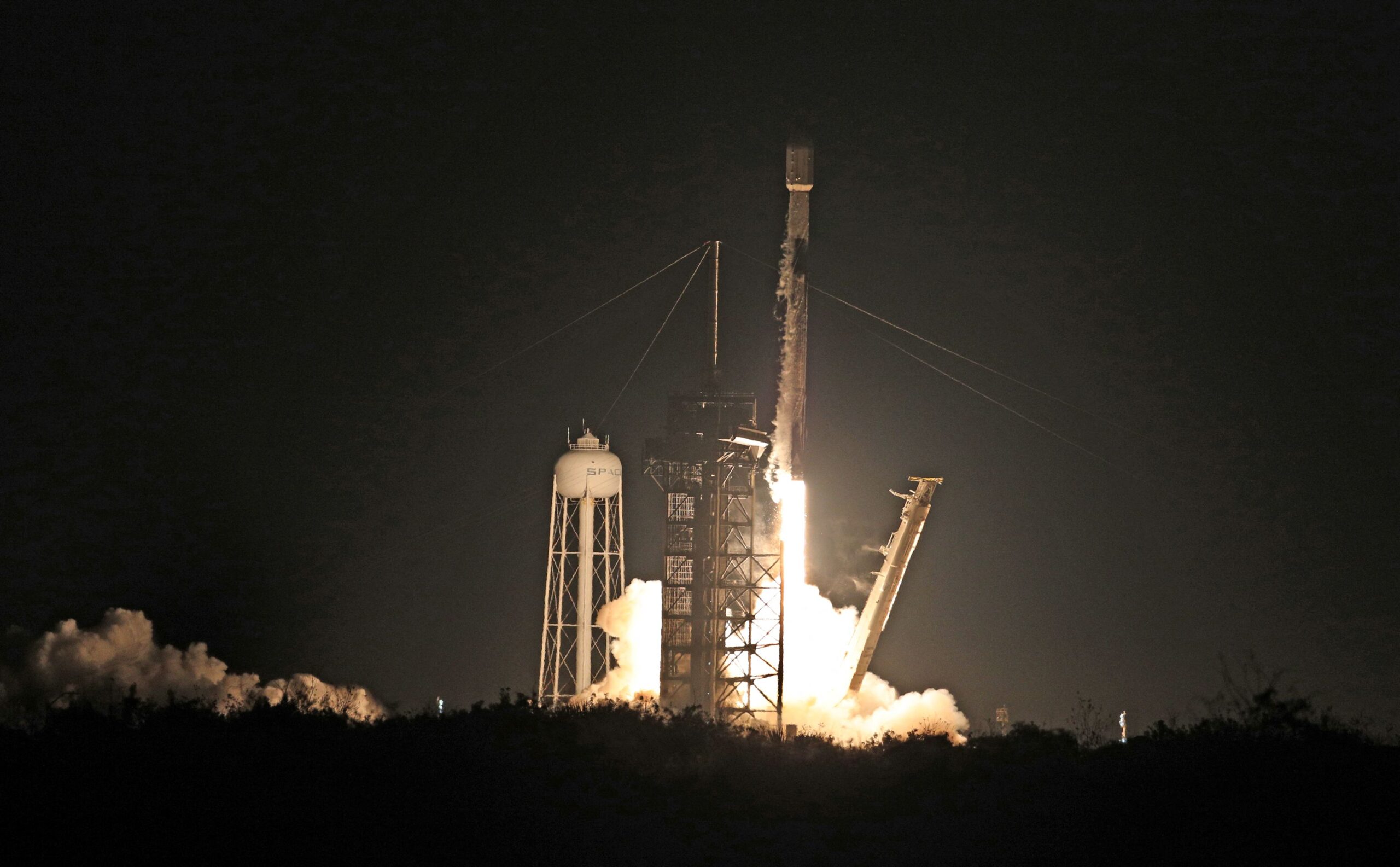Private US spaceship lands on Moon: mission control