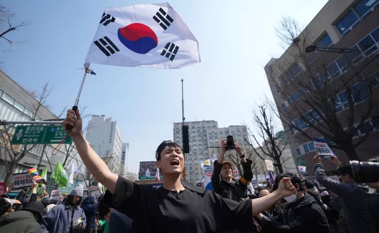 Thousands rally for South Korea’s impeached ex-president Yoon