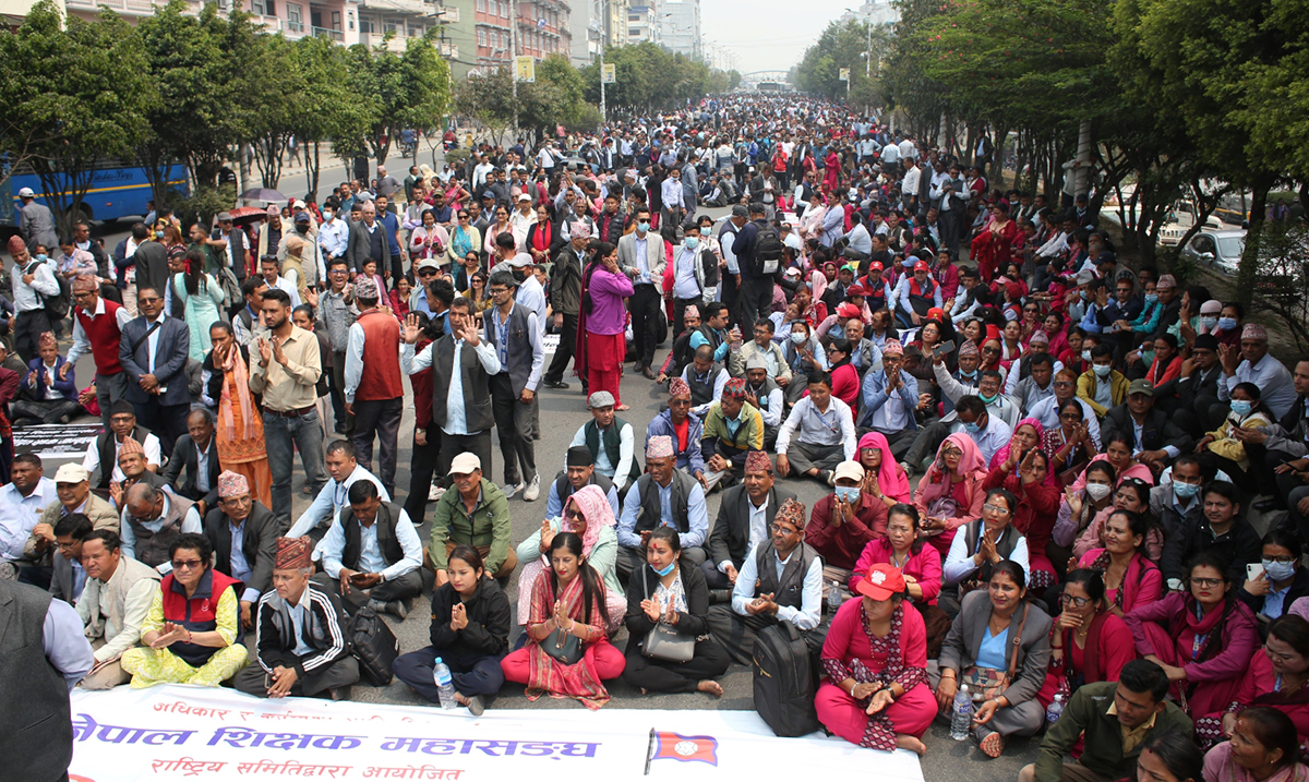Govt invites protesting teachers for talks