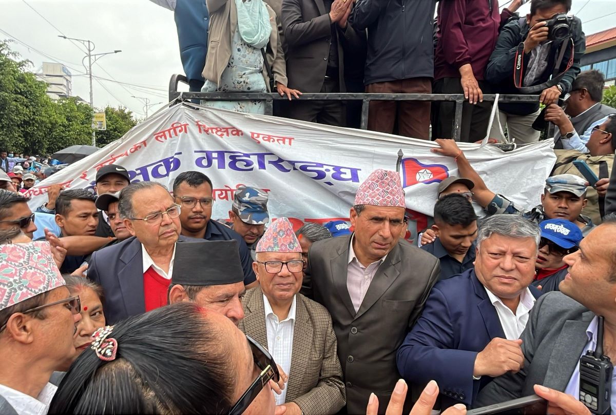 Former PMs Nepal and Khanal show solidarity with teachers’ protest