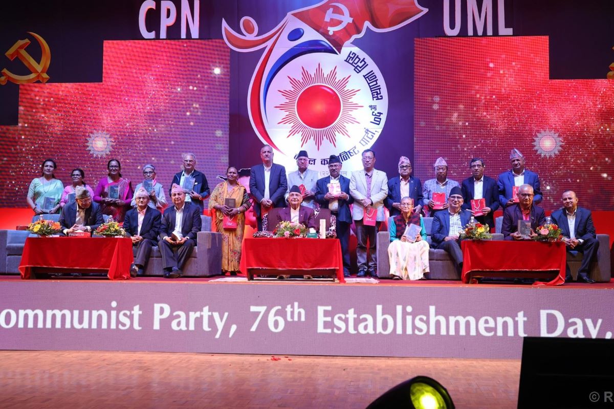 PM honours six senior communist leaders