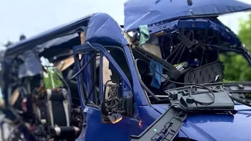 Nine killed in Russian attack on bus in northern Ukraine