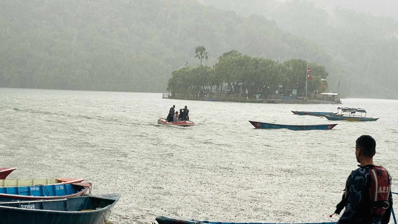 Thunderstorm traps eight in Phewa Lake, all rescued