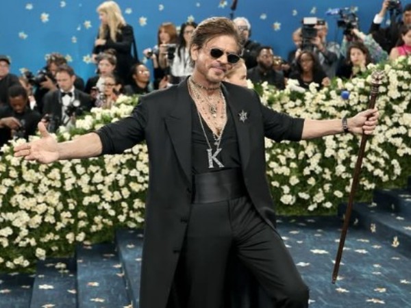 Shah Rukh Khan recreates his signature pose at Hollywood’s biggest fashion night, fans excited