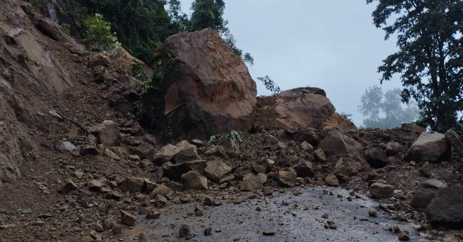 Landslide obstructs Baglung-Burtibang road