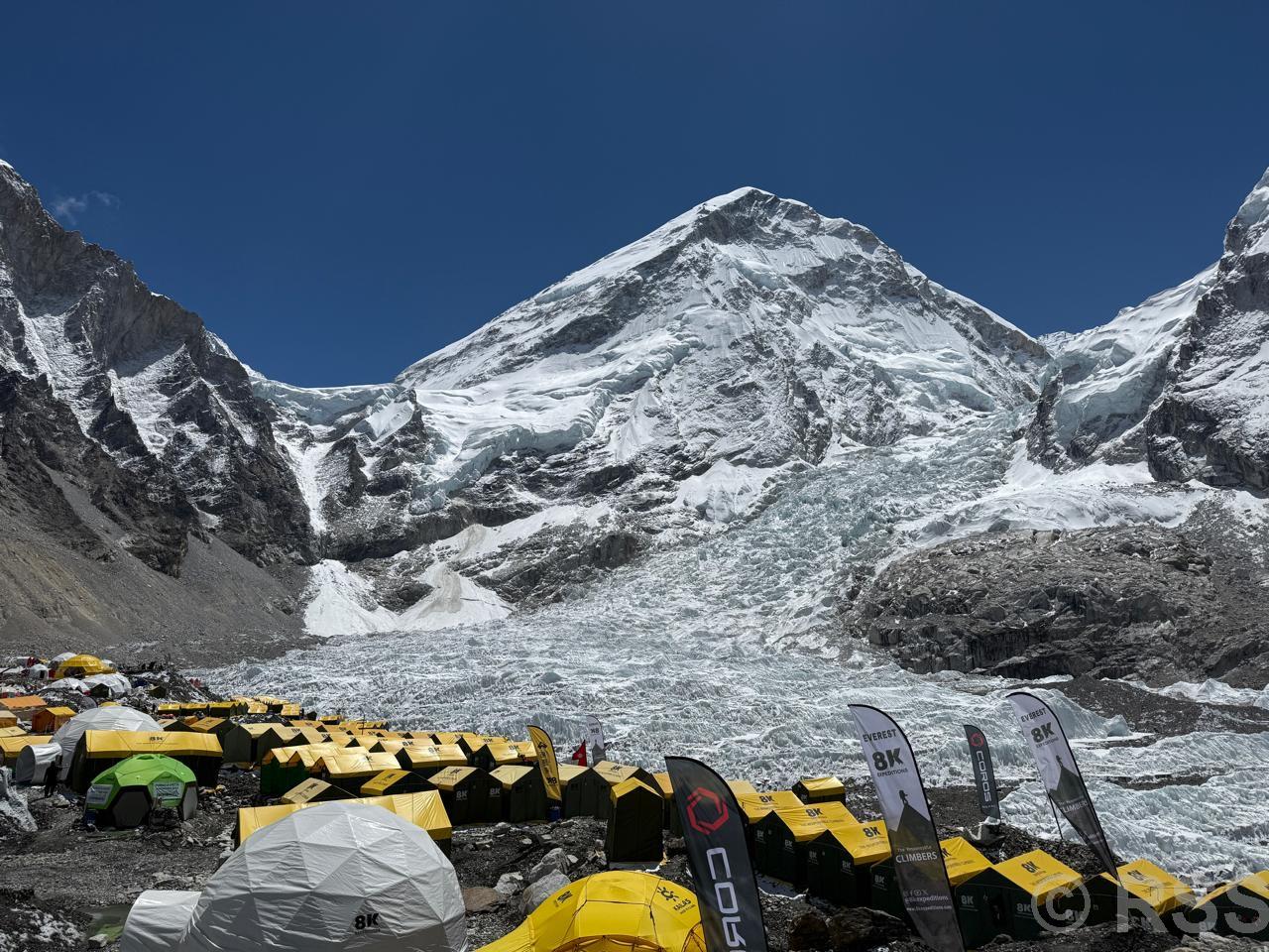 Bad weather halts climbing on Everest and other peaks