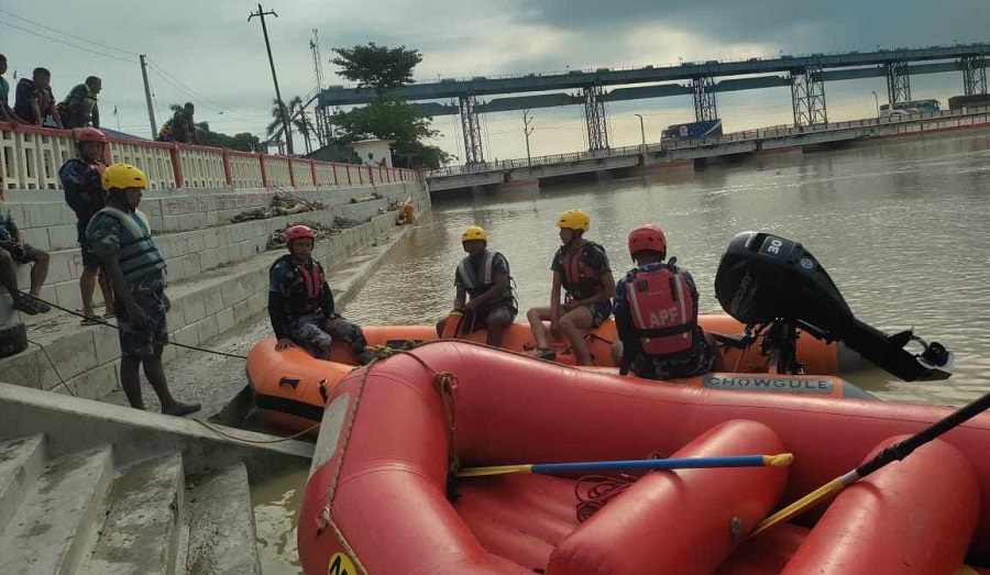 APF diver found dead, search on for second