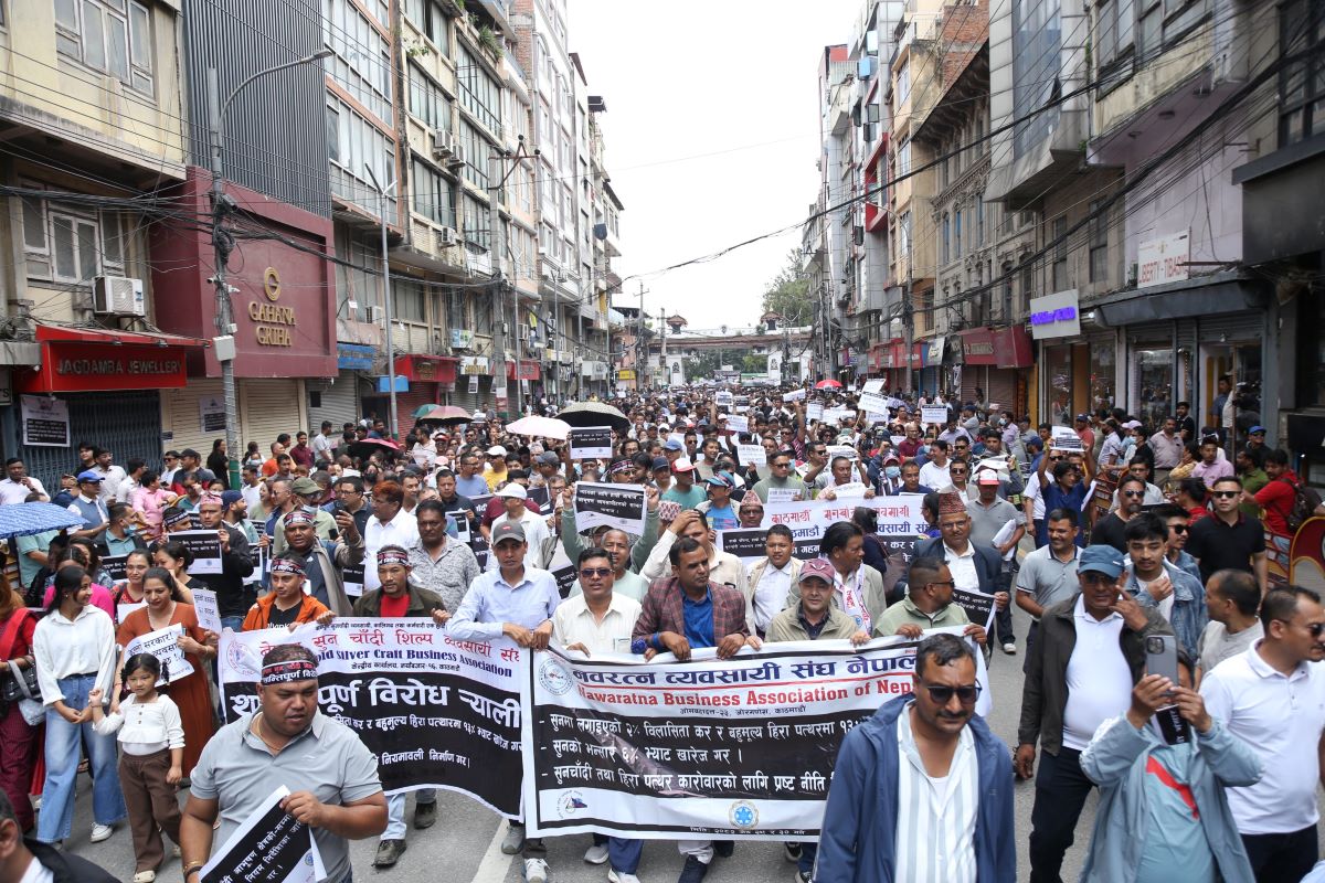 Gold and silver traders resume protests against luxury tax
