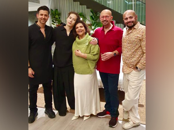Hrithik Roshan snapped with K-pop idol Jackson Wang; Rakesh Roshan shares picture