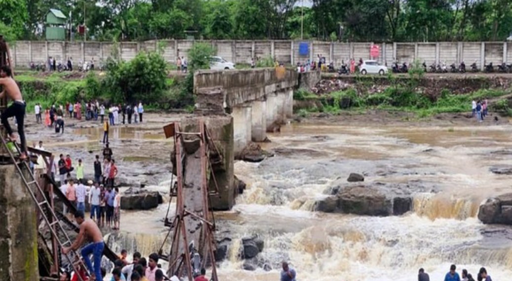 Pune bridge collapse: 4 dead, 51 injured after old structure gives way under tourist rush