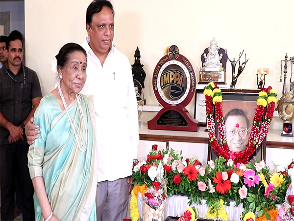 Asha Bhosle, Minister Ashish Shelar visit RD Burman’s residence to celebrate singer’s 86th birth anniversary