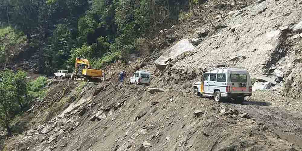 Landslide blocks Dumre–Besisahar–Chame road
