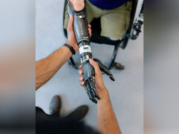 Researchers creates new robotic “skin” that feels heat, pain, pressure