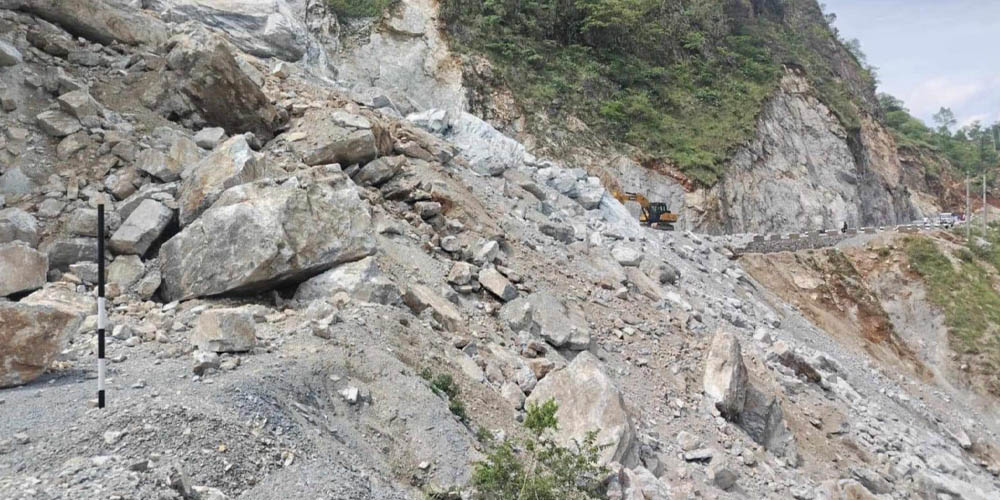 Landslide blocks Kaligandaki road, clearance efforts underway