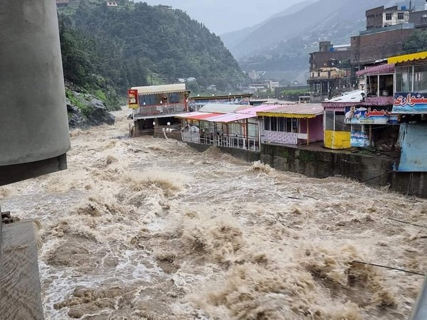 Floods in Pakistan leave 10 dead, cause widespread damage