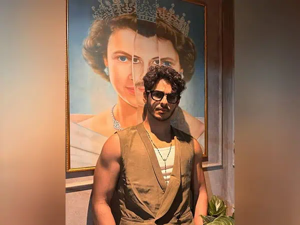Ishaan Khatter flaunts his perfect body in recent pics, check out