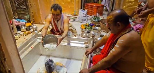 Devotees offer prayers on second ‘Sawan’ with chants and special rituals