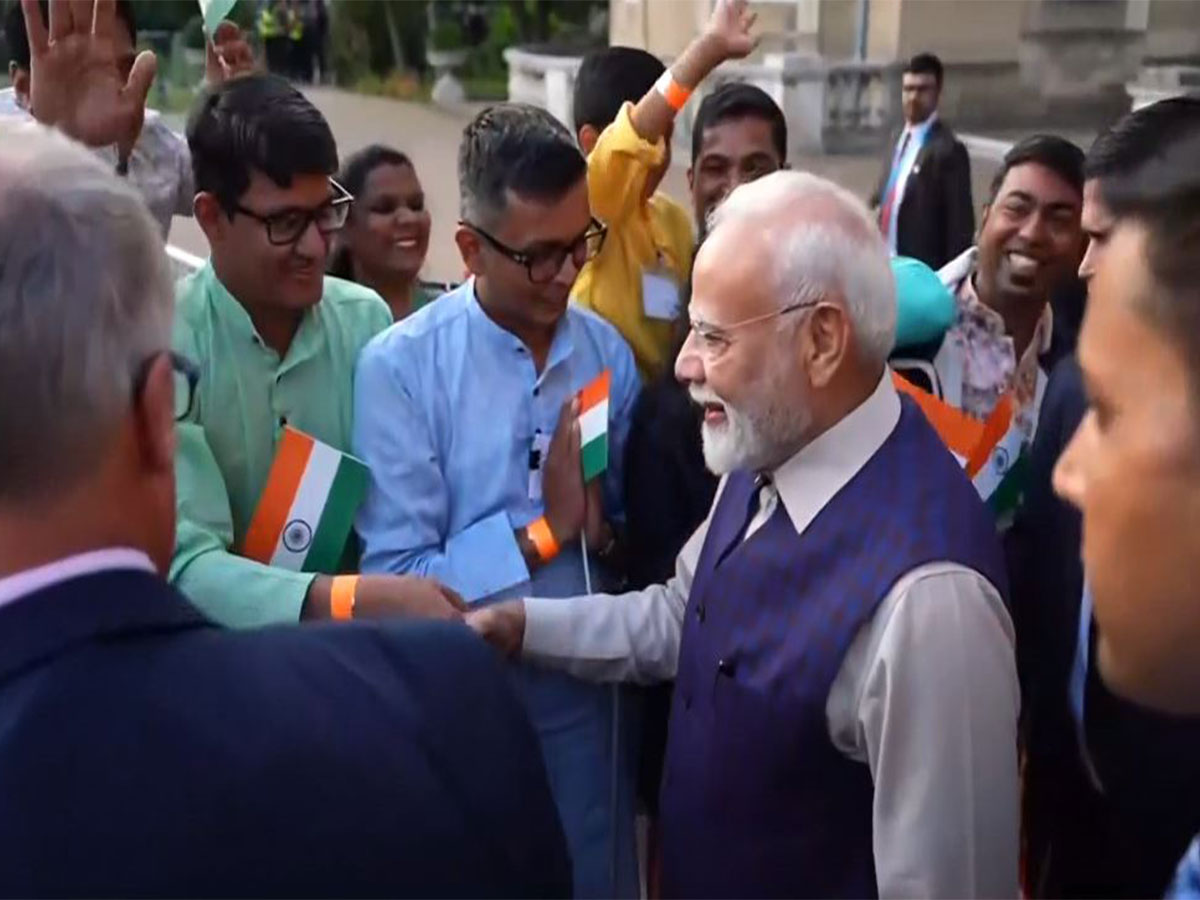 India PM Modi welcomed by Indian diaspora in London