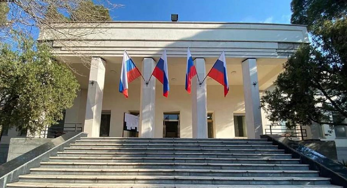 Russia reopens embassy in Tehran