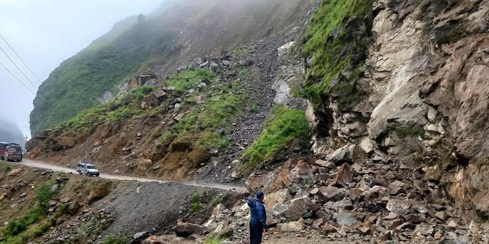 Dry landslide disrupts Beni–Jomsom road