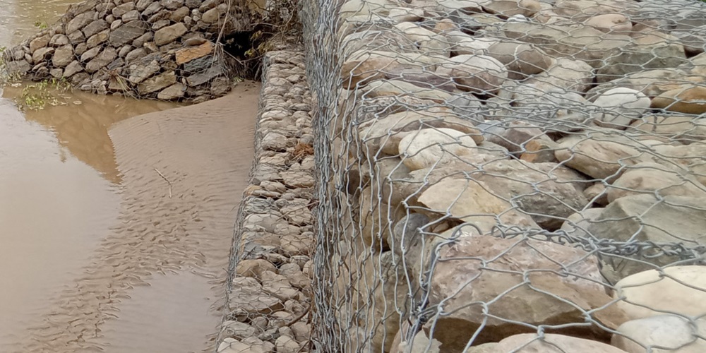 Makeshift embankment to prevent flooding in settlements