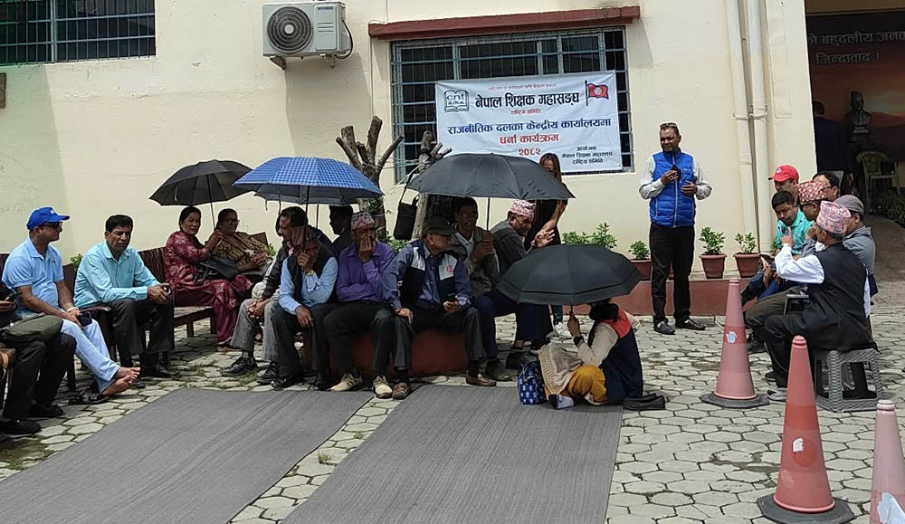 Teachers’ Federation stages sit-in at UML party headquarters
