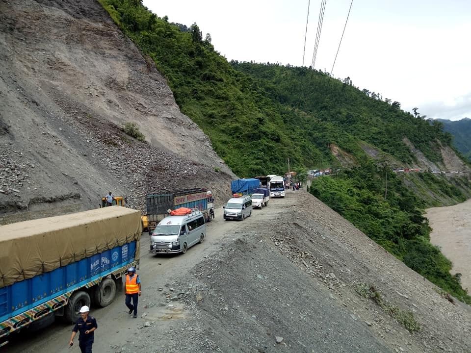 Narayanghat-Butwal road blocked again at Daunne