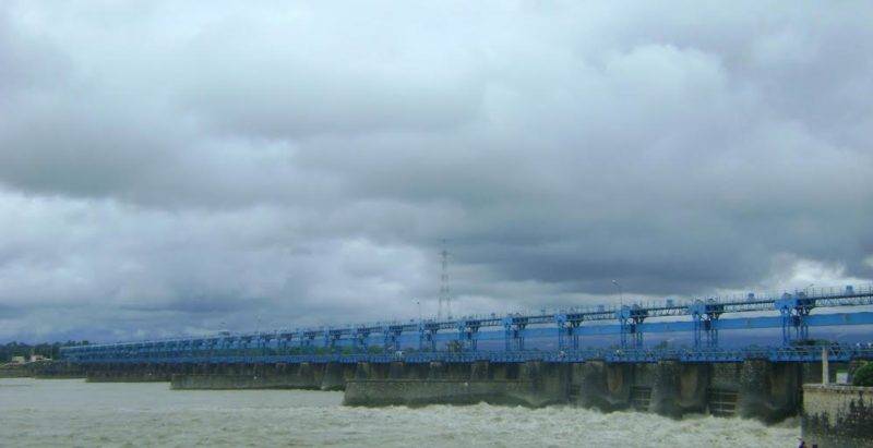 Mahakali river swells, vehicular movement halted at Sharada Barrage