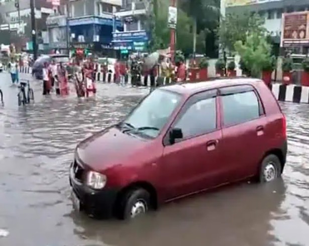 Heavy rainfall causes waterlogging in several parts of Haridwar; Police urges people to stay away from ghats
