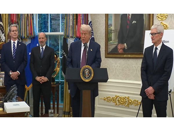 Apple CEO Tim Cook presents 24-karat gold “unique” gift to Trump