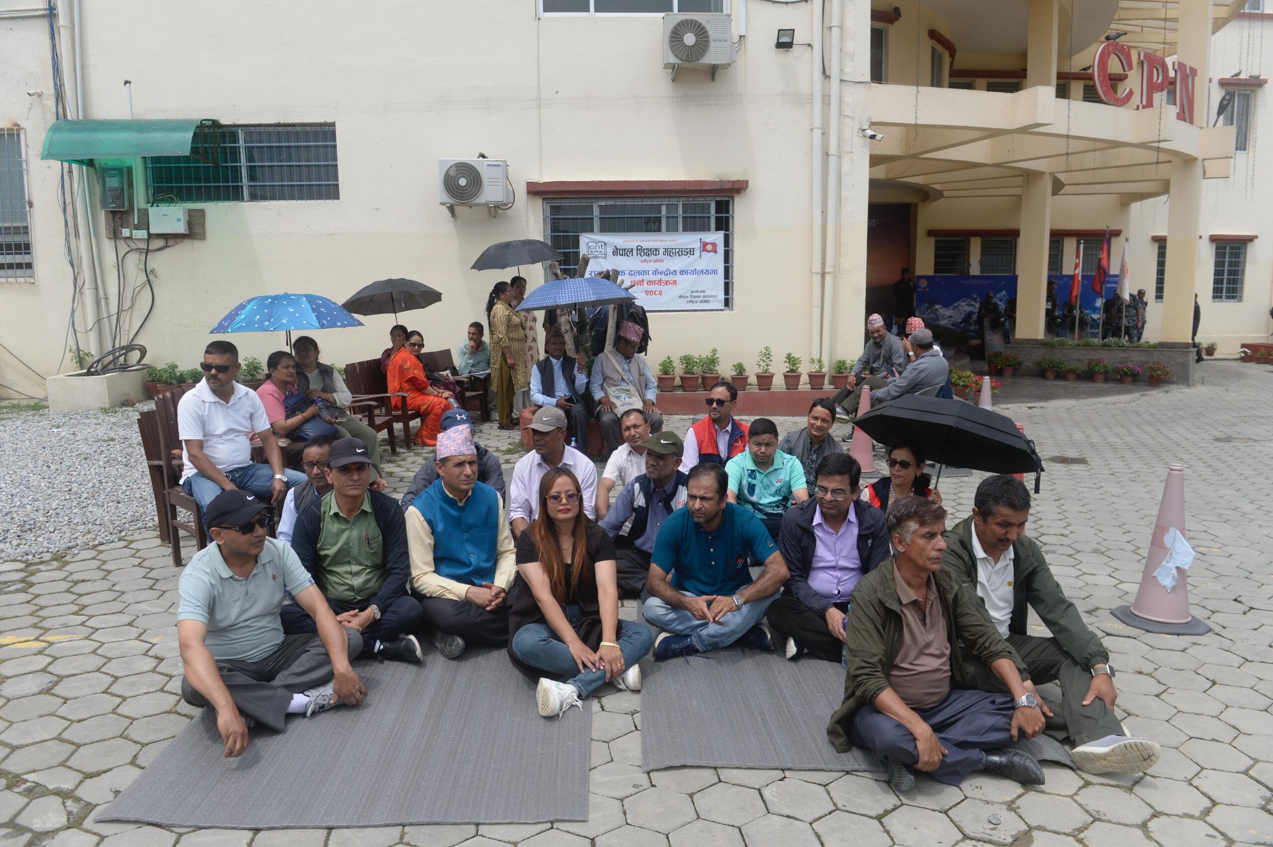 Teachers’ Federation stages sit-in at UML party headquarters