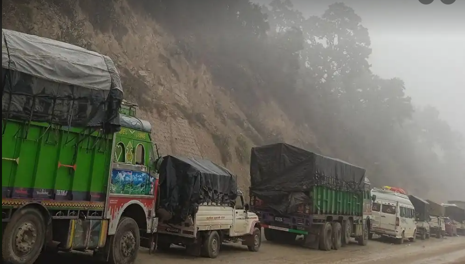 Landslide blocks Narayanghat-Butwal road at Daunne