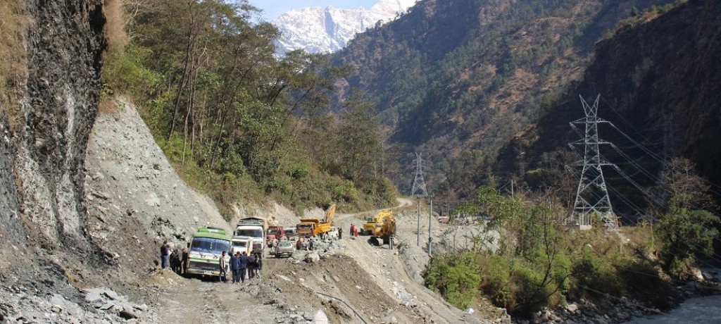 Dry landslide blocks Beni-Jomsom road