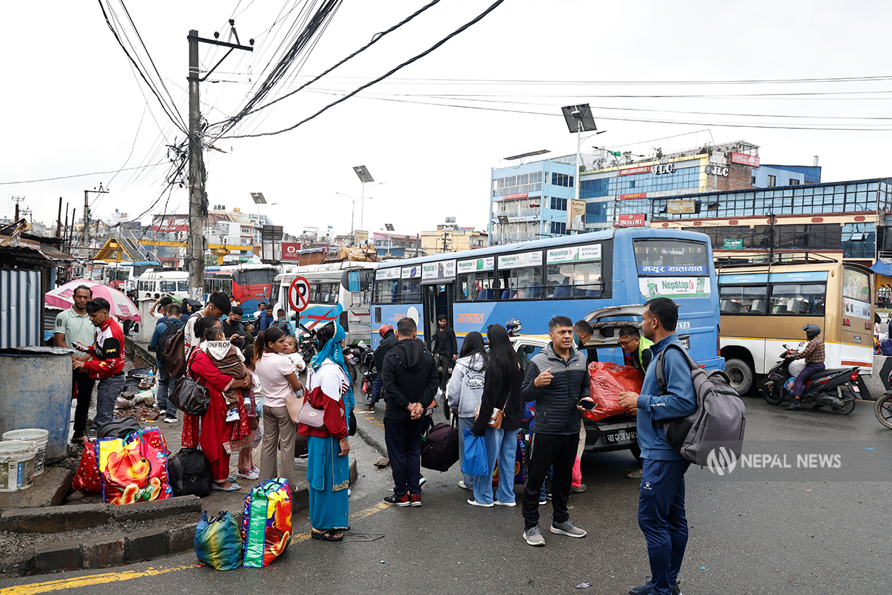 Over 553,000 people leave and 285,000 enter Kathmandu Valley for Dashain