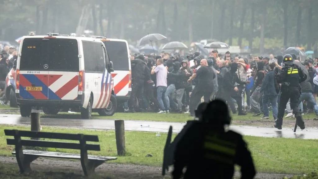 Dutch police clash with anti-immigration protesters