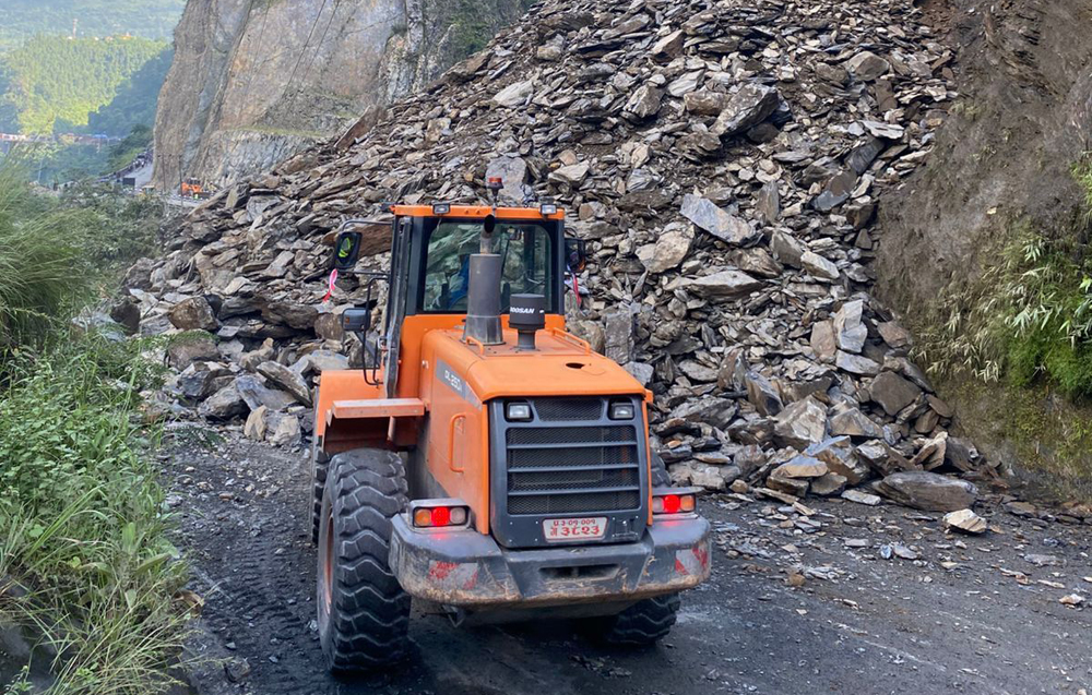 Landslide clearance begins on Muglin–Narayangadh road