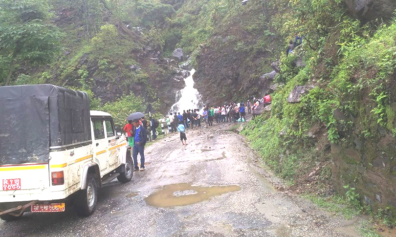 23 trucks carrying apples stranded on Karnali Highway