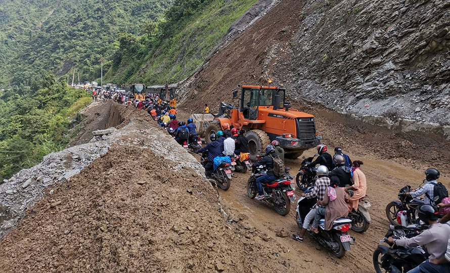 Landslide blocks Muglin–Narayangadh road overnight, Police urge travelers to stay safe