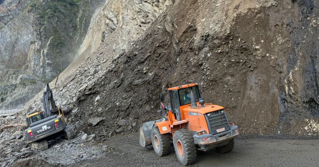 Landslide clearance begins on Muglin–Narayangadh road section after 36-hour blockage