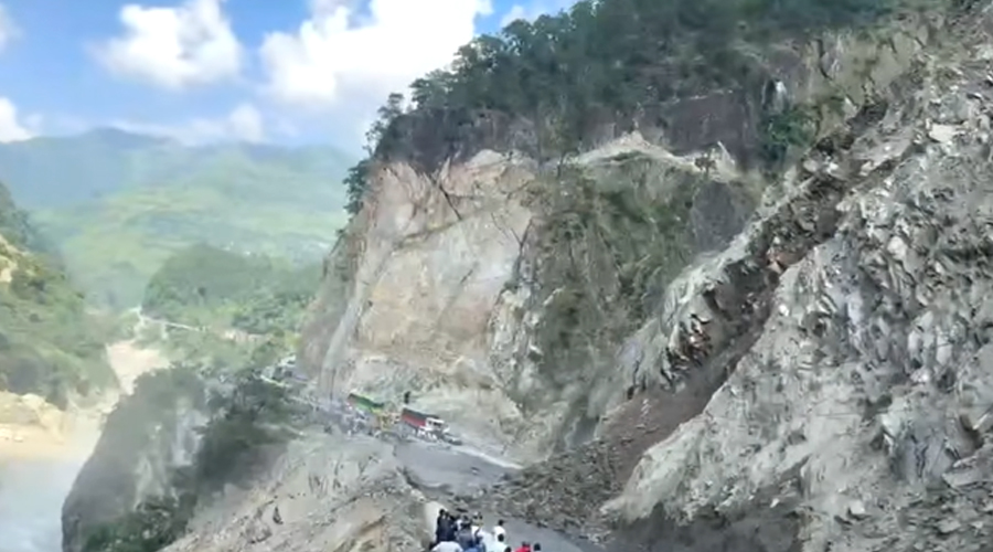 Dry landslide at Tuinkhola obstructs Narayangadh-Muglin road