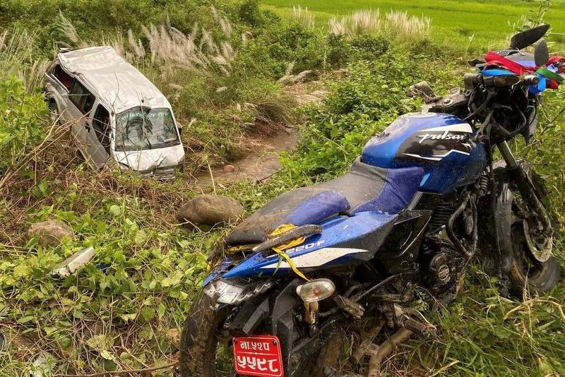 Microbus accident in Makwanpur leaves 16 injured