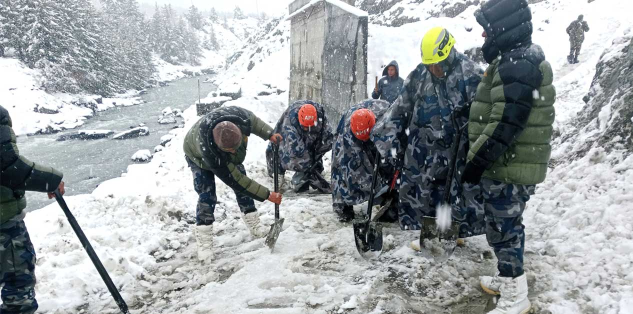 Shortage of vehicles hampers rescue of tourists trapped in Manang