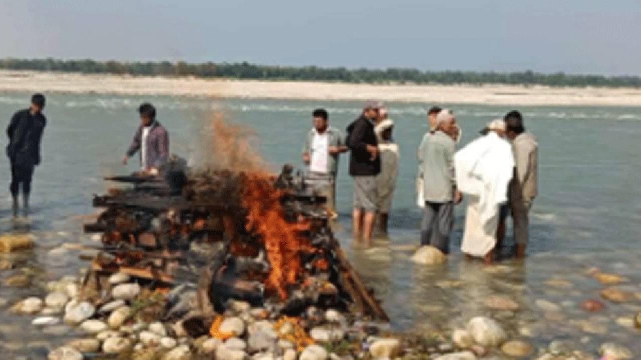 Bipin Joshi’s last rites conducted on Mahakali river bank